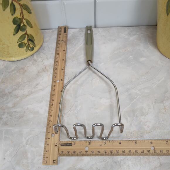 Vintage Green Handle Handheld Manual Potato Masher Retro 70's Olive Drab Kitchen - Picture 6 of 6